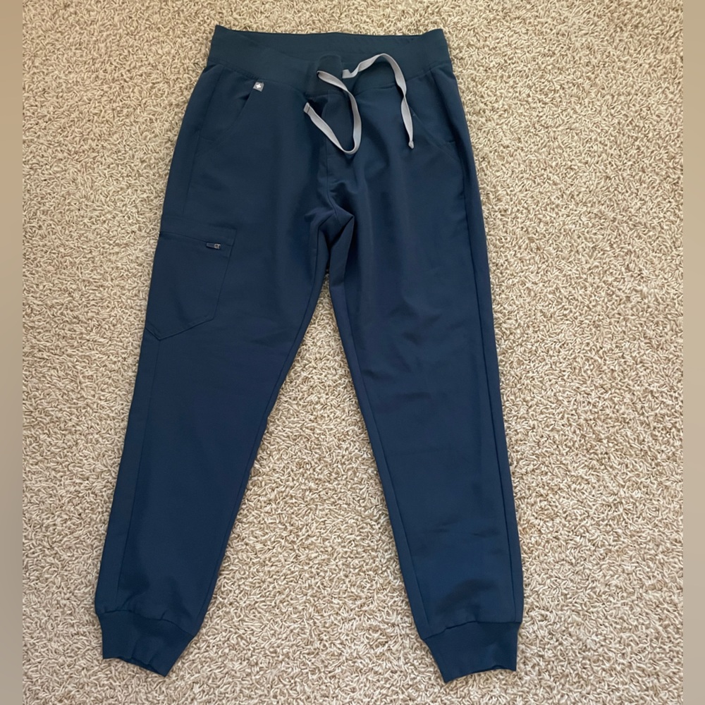 Figs size medium Zamora joggers scrubs in dark harbor